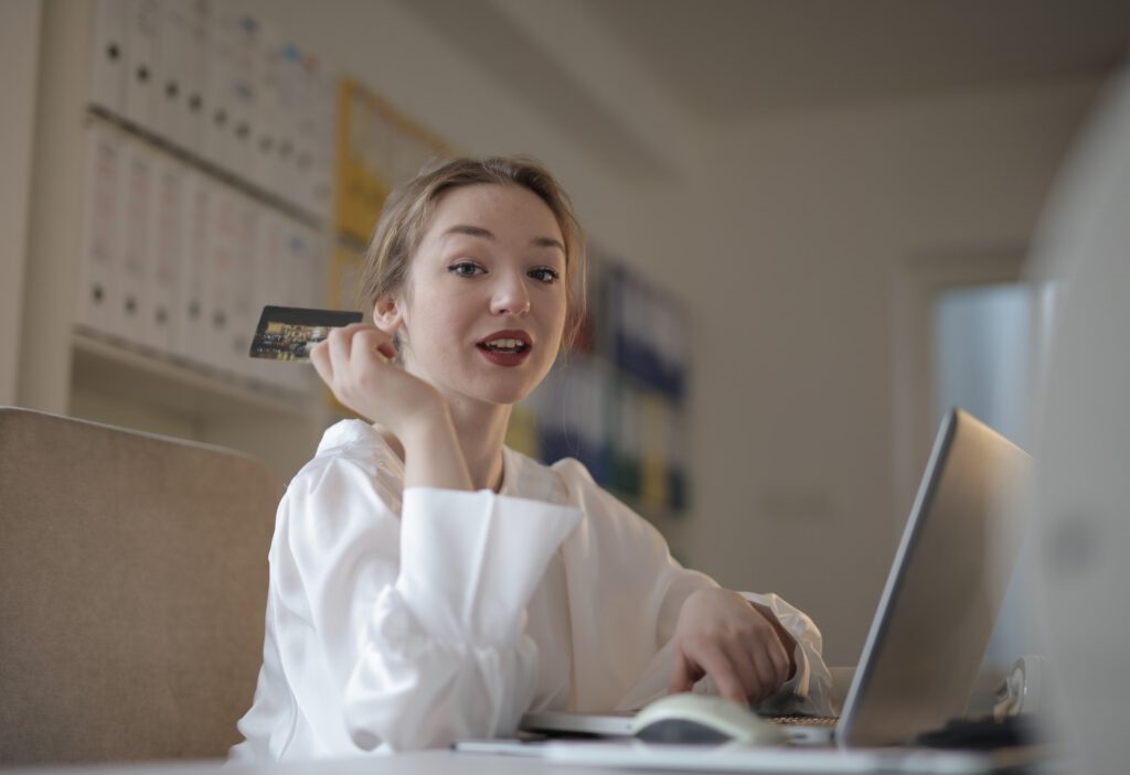 meisje in witte blouse maakt Bitcoin wallet aan achter laptop