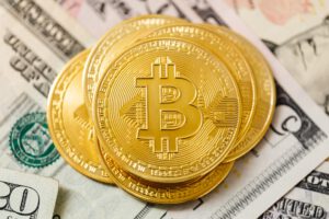 Gouden Bitcoin munt en briefgeld suggereert Bitcoin Cash