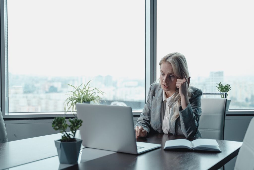 Vrouw met blond haar achter laptop